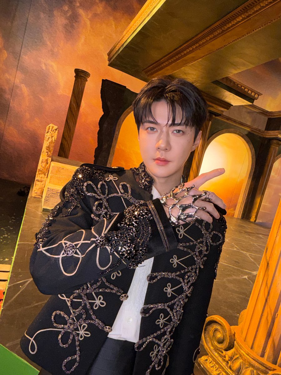 weareoneEXO's tweet image. Comin' to the throne

#EXO #엑소 #weareoneEXO
#Crown #REVERXE