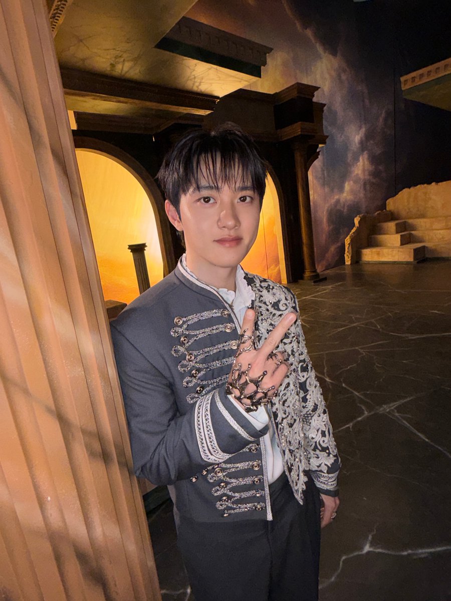 weareoneEXO's tweet image. Comin' to the throne

#EXO #엑소 #weareoneEXO
#Crown #REVERXE