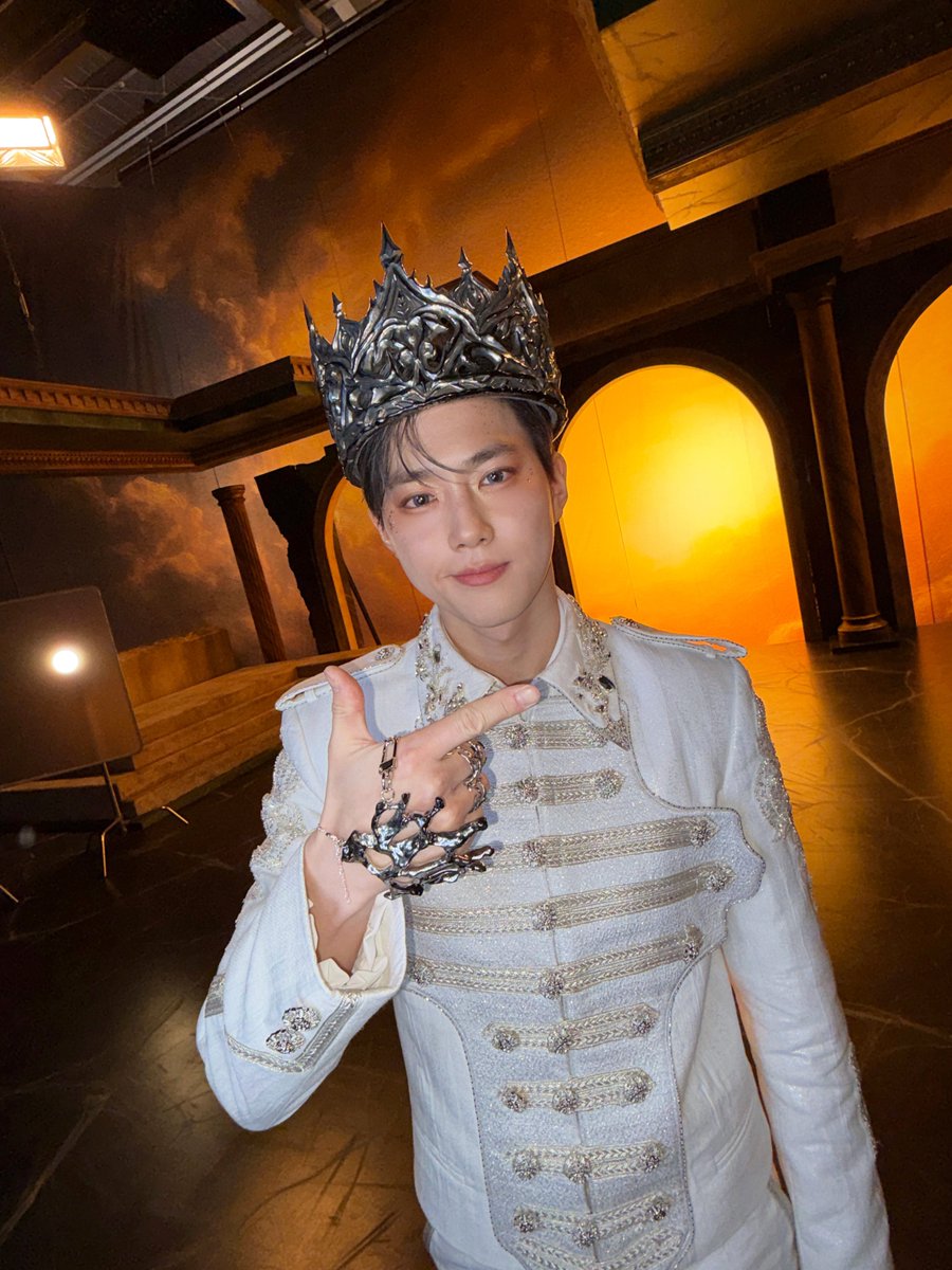 weareoneEXO's tweet image. Comin' to the throne

#EXO #엑소 #weareoneEXO
#Crown #REVERXE