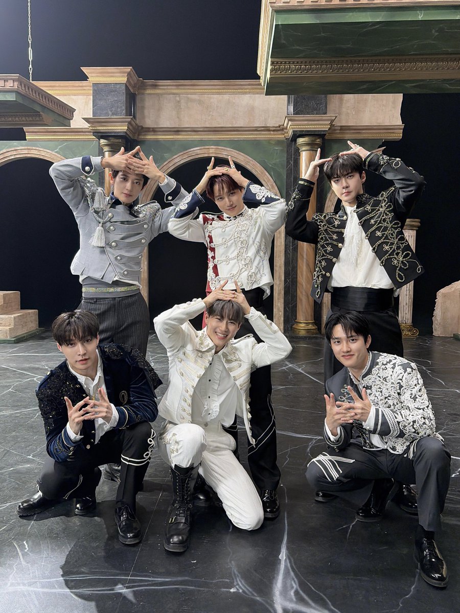 weareoneEXO's tweet image. Comin' to the throne

#EXO #엑소 #weareoneEXO
#Crown #REVERXE