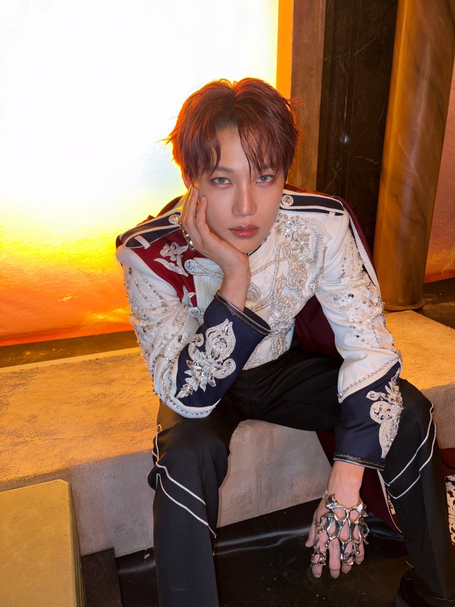 weareoneEXO's tweet image. Comin' to the throne

#EXO #엑소 #weareoneEXO
#Crown #REVERXE