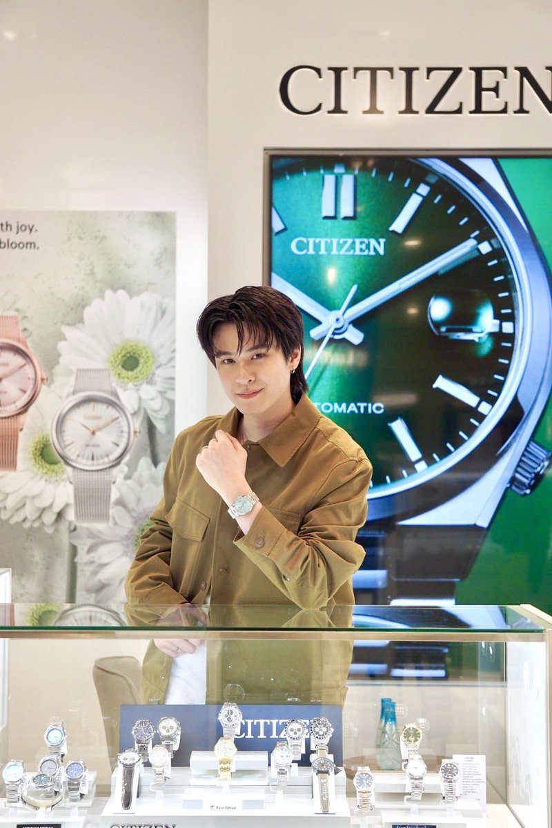 แจ๊คกี้ จักริน กับเรือนเวลาจาก CITIZEN สามเรือน สามลุค แตกต่างแต่ลงตัวอย่างสมบูรณ์แบบ 

พบกับ CITIZEN ที่แผนกนาฬิกา ณ เซนทรัลปิ่นเกล้าชั้น 1 ที่รังสรรค์มาให้เหล่าคนรักนาฬิกาได้เปิดประสบการณ์ใหม่ ยกมาให้ทุกรุ่น ทุกสี มีครบที่นี่แน่นอน🌟

#CITIZENTH 
#CITIZENWatchTH
#JackieJackrin