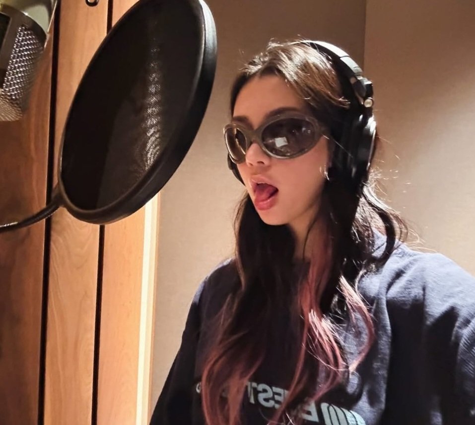 snoopskiendiel's tweet image. i hope she sings about girls kissing next