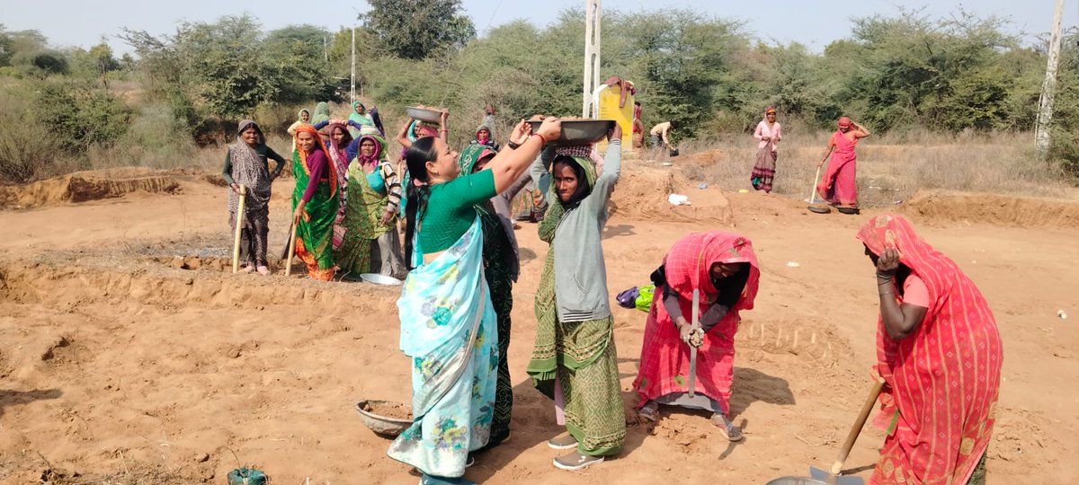 📍साबर काठा, गुजरात 

साबर काठा जिले के जालिया ग्राम पंचायत (जालोद गाँव) में गुजरात प्रदेश महिला कांग्रेस की महासचिव नीरू बेन पंड्या द्वारा मनरेगा महिला कर्मियों के साथ एक महत्वपूर्ण बैठक आयोजित की गई।

बैठक में भाजपा सरकार द्वारा मनरेगा को कमजोर करने, इसे समाप्त करने की कोशिशों