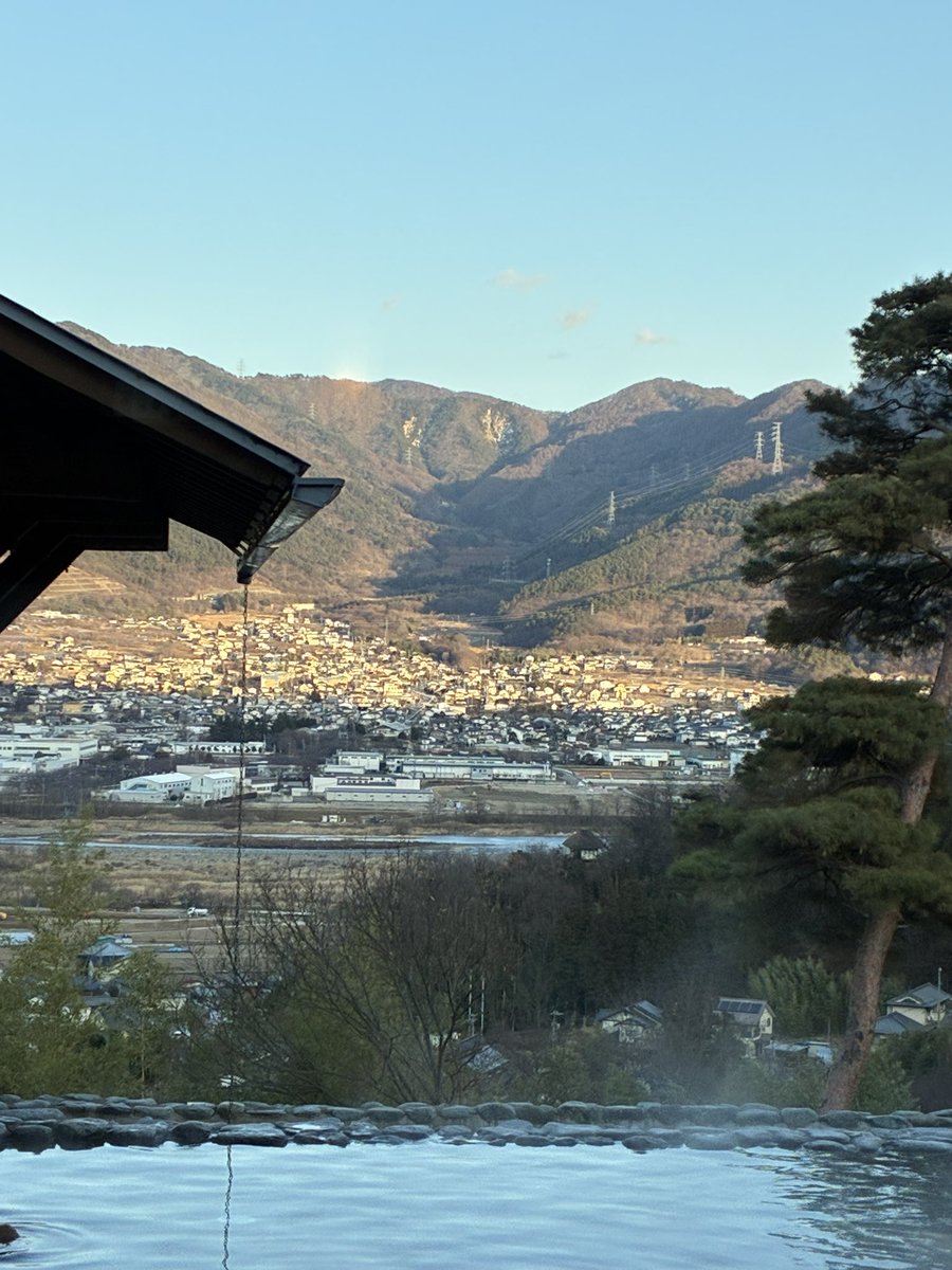 今日は土曜日でしたな。
接客業の私は曜日感覚
ないのです。
おとといからインポっぽなので
今夜は嫁ちゃんと温泉♨️デート
しやす。
露天風呂でゆっくり。
挿入だけがセックスでは
ないですからね。