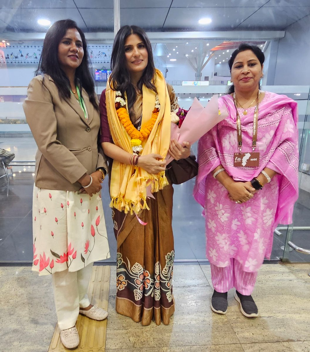 रायपुर साहित्य उत्सव की पहुना,हमारी मेहमान,जानी मानी हस्ती, बोल्ड और तीखे सवाल,अपनी पत्रकारिता से देश के अक्सर सामाजिक और राजनीतिक मुद्दों पर बहस करती हैं.  बहन <a href="/RubikaLiyaquat/">Rubika Liyaquat</a>  जी का स्वामी विवेकानंद एयरपोर्ट रायपुर में स्वागत कि बहुत ही आत्मीयता से मुलाकात की,