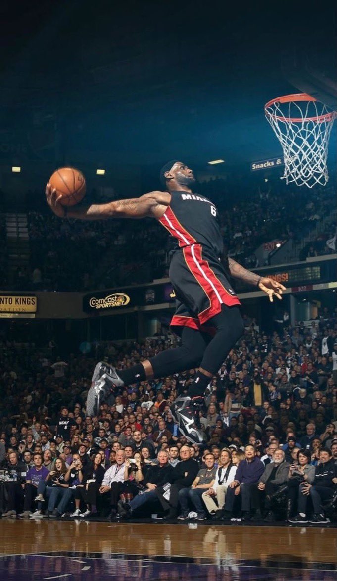 LBJsBest's tweet photo. Nah this LeBron pic is still cold 🥶 https://t.co/aBbRJwTsVe