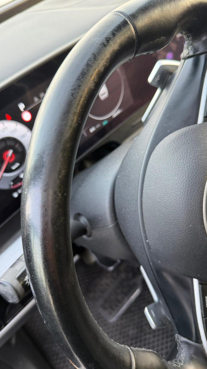 korhantureler's tweet photo. 🚗 Kia Sportage 2024 • 

Henüz 1 yaşında aracımın direksiyon derisi aşındı. Aracımı Kia Globals Şişli Servisi’ne götürdüm, kayıt açıldı. Ancak Kia Türkiye distribütörü Çelik Motor, bunun “kullanıcı hatası” olduğunu belirtti.

Bir aracın direksiyonunun bu kadar kısa sürede aşınması normal midir❓
Üstelik “kullanıcı hatası” denilerek sorumluluk müşteriye yüklenmesi ne kadar doğru❓

Ben bu durumu kabul etmiyorum.
Aracına özen gösteren, bakım ve kullanımına dikkat eden bir kullanıcı olarak bu yaklaşımı haksız ve hayal kırıklığı olarak görüyorum.

👉 Buradan hem Kia Türkiye’ye hem de Çelik Motor’a sesleniyorum:
Müşteriyi sahiplenmek ve çözüm odaklı yaklaşmak yerine, bu şekilde sorumluluğu reddetmek markaya yakışmıyor.

#Kia #KiaTürkiye #ÇelikMotor #MüşteriMemnuniyeti