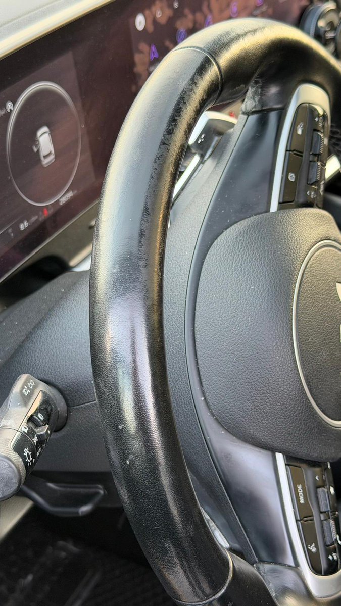 korhantureler's tweet photo. 🚗 Kia Sportage 2024 • 

Henüz 1 yaşında aracımın direksiyon derisi aşındı. Aracımı Kia Globals Şişli Servisi’ne götürdüm, kayıt açıldı. Ancak Kia Türkiye distribütörü Çelik Motor, bunun “kullanıcı hatası” olduğunu belirtti.

Bir aracın direksiyonunun bu kadar kısa sürede aşınması normal midir❓
Üstelik “kullanıcı hatası” denilerek sorumluluk müşteriye yüklenmesi ne kadar doğru❓

Ben bu durumu kabul etmiyorum.
Aracına özen gösteren, bakım ve kullanımına dikkat eden bir kullanıcı olarak bu yaklaşımı haksız ve hayal kırıklığı olarak görüyorum.

👉 Buradan hem Kia Türkiye’ye hem de Çelik Motor’a sesleniyorum:
Müşteriyi sahiplenmek ve çözüm odaklı yaklaşmak yerine, bu şekilde sorumluluğu reddetmek markaya yakışmıyor.

#Kia #KiaTürkiye #ÇelikMotor #MüşteriMemnuniyeti