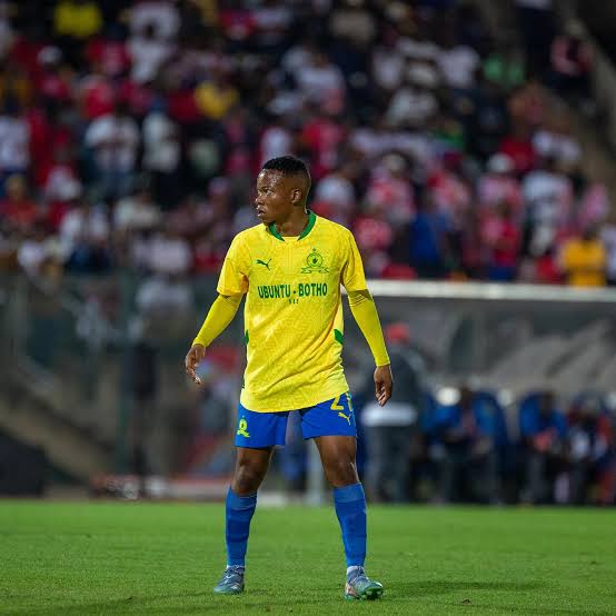 Mkhulise understands when to recycle possession, when to drop into half spaces, when to support the press without overcommitting, he tracks runners naturally, covers fullbacks, plugs gaps when the Mokoena steps out, he gives you system obedience without killing creativity.