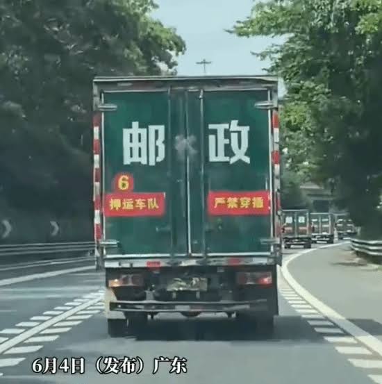 TWCommanderCat's tweet image. 白左们有本事上国道把它们拦下来？😂😂😂