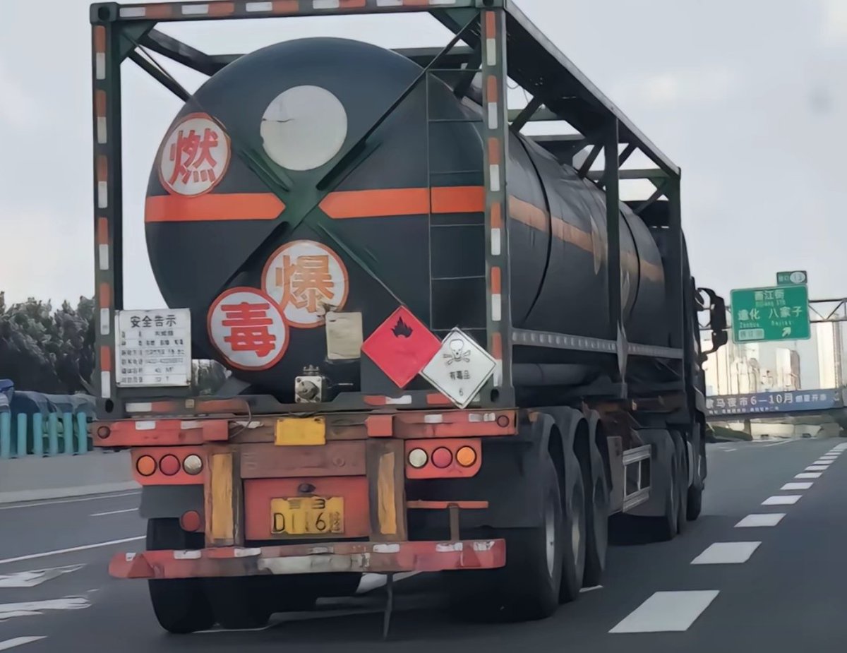 TWCommanderCat's tweet image. 白左们有本事上国道把它们拦下来？😂😂😂