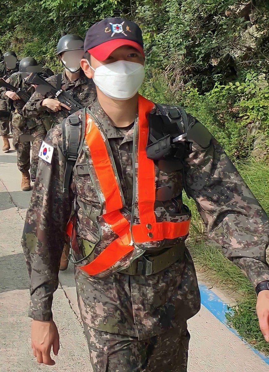 kedowoonan's tweet photo. sungjin tuh beneran too good to be true.

akademis jago, rank 1 paralel pas sekolah, menang olim matematika juga. leadership jan ditanya, dari jaman sekolah udh jadi ketua kelas, jaman trainee jd leader juga, pas wamil juga kepilih jd commander. olahraga jago, mau jatoh aja auto nahan badan, kalo ada me time juga dipake olahraga. EQ jg tinggi, pas doun cerita AC kamarnya rusak jd dia disuruh mamanya tidur di ruang tamu, trs doun kesel ngira si tory bakal nyusul buat tidur bareng trnyata si tory malah tetep tidur di kamarnya doun, trs sungjin bilang “tory mungkin kedinginan (kalo tidur di ruang tamu)”, smpe yongke bilang “his empathizing ability is crazy”, sungjin juga ngemong banget.

gue kalo jadi mamahnya sungjin keknya bakal sering banget syukuran bubur merah
