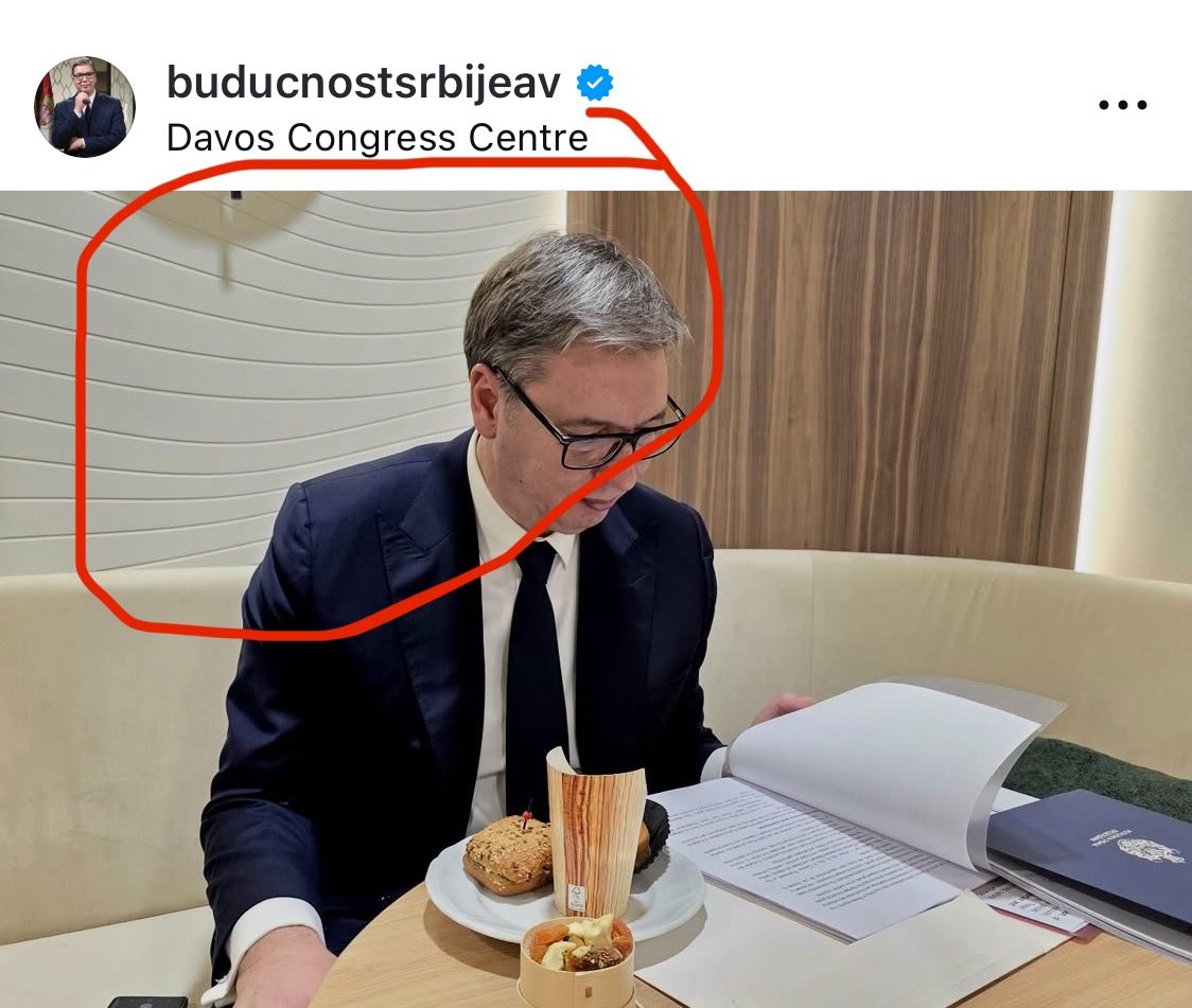 srednja_klasa's tweet image. al pazi sto je suzana editovala fotku da se ne pokaže pećinski trol fizionomija precednika