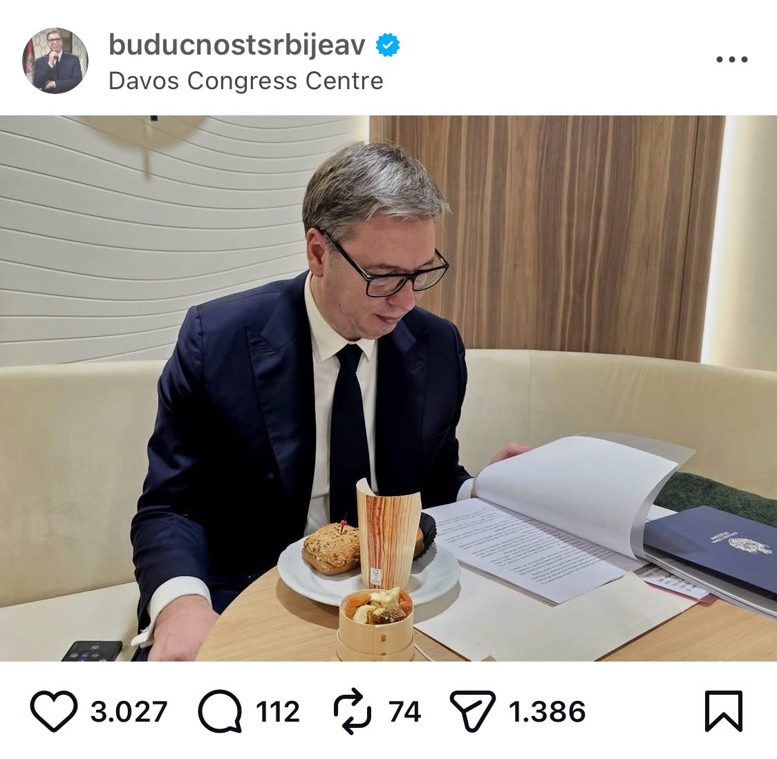 srednja_klasa's tweet image. al pazi sto je suzana editovala fotku da se ne pokaže pećinski trol fizionomija precednika