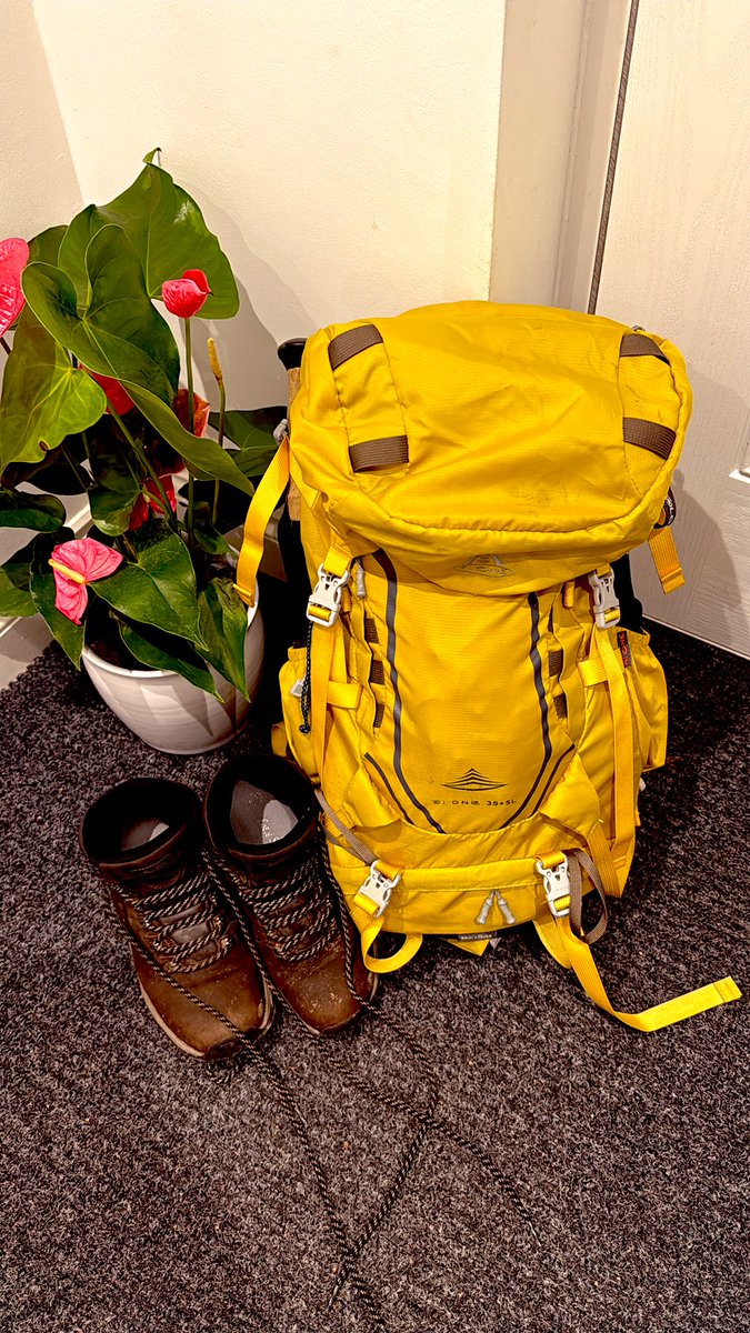 It’s the weekend Boots!! That means it’s Hiking time!! 🥾 

#hiking #hikinguk #hikingadventures #hike
