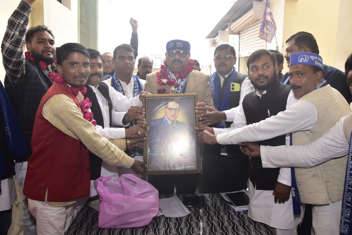 PalVishwnathbsp's tweet photo. #बसपा_का_बढ़ता_जनाधार
आज दिनांक 24-01-202  को जनपद कौशांबी में जिला स्तरीय समीक्षा बैठक संपन्न हुई साथ ही सपा व बीजेपी को छोड़कर दर्जनों साथियों ने थामा बसपा का दामन जिसमें प्रमुख नाम निम्न है—
राजेंद्र पाल जी,विनोद पाल जी,राजेश पाल जी,रितेश कुमार जी,देवेंद्र कुमार पाल जी,लालजी चौरसिया जी,मान सिंह पाल जी, बृजेश मौर्य जी व आयुष यादव जी ने बहुजन समाज पार्टी एवं आदरणीय बहन कुमारी मायावती जी के नीतियों में अपनी आस्था व्यक्त करते हुए बहुजन समाज पार्टी की प्राथमिक सदस्यता ग्रहण की।
सभी सम्मानित साथियों का बहुजन समाज पार्टी परिवार में हार्दिक स्वागत!
#अबकी_बार_बसपा_सरकार
#मिशन_2027
#कौशांबी