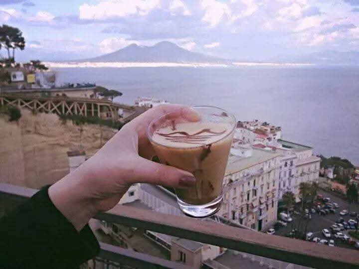 Arriva un caffè 
Arrivi tu
Arriva un sorriso
Poi ci sono io.
Buongiorno❤❤️❤️