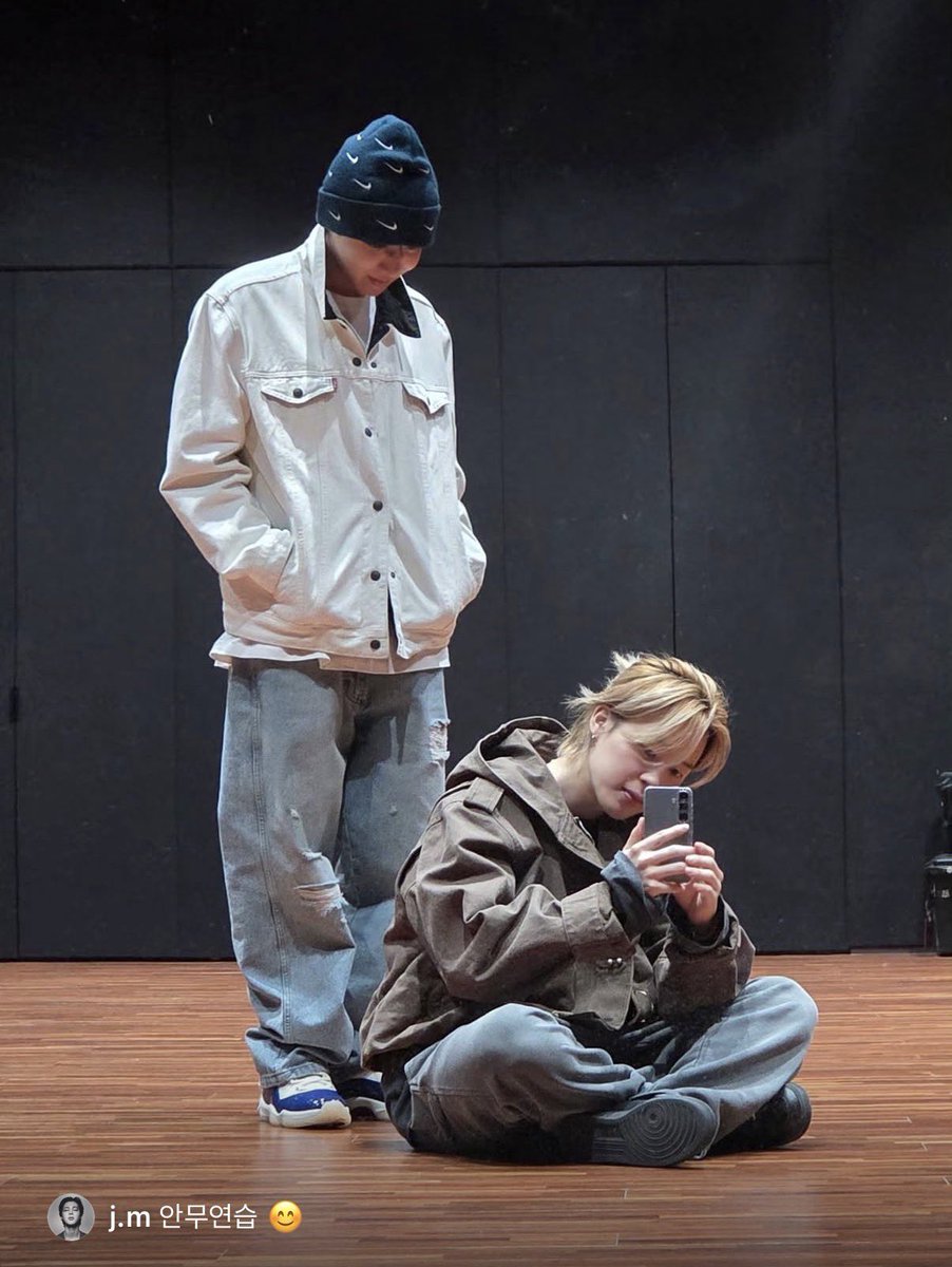 ура!! бести чихоупы снова в танцевальном зале💖✨

[я не могу каждый раз с того, как этот эмодзи "😊" — стопроцентное олицетворение чимина]