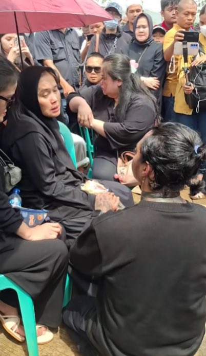 MajuTerusid's tweet photo. Sedih banget lihatnya, momen reza arap dan keluarga saling menguatkan 
#rip #arap #lulalahfah #keanu https://t.co/fhYdo7tl9K