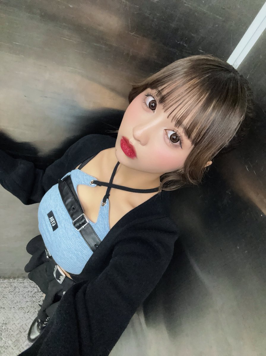 精一杯腕伸ばして上から撮ると盛れるんだよ~！✌🏻( ᵔ֊ᵔ