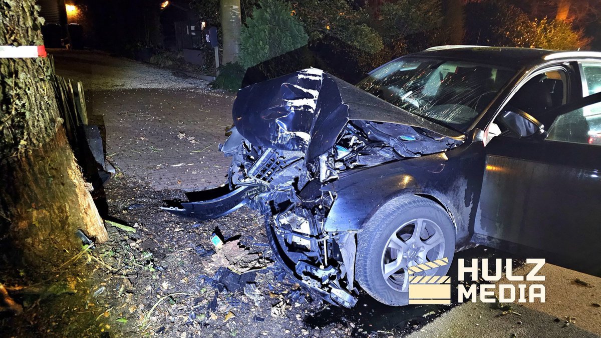 Automobilist gewond na frontale botsing tegen boom