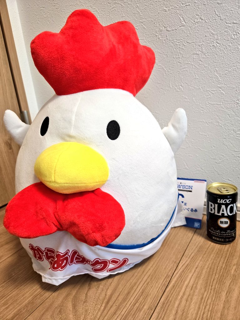 kotsuki3's tweet photo. 本日から始まったからあげクン一番くじ！！なんと2回でお目当てのぬいぐるみをゲット( *˙ω˙*)و 
モチモチでかでかで可愛いぃ…🐥
#からあげクン https://t.co/5B5PRPsdUE