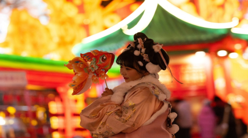 مهرجان الفوانيس الصيني يضيء بمناسبة العام القمري الجديد 