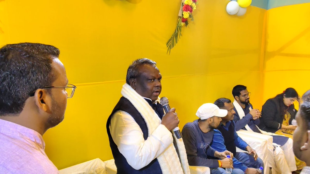 prabhatkhabar's tweet image. फुलवारी शरीफ: वसंत पंचमी पर पटेल हॉस्टल में सरस्वती पूजा का आयोजन. JDU विधायक अरुण मांझी हुए शामिल. विधिवत पूजा कर छात्र-छात्राओं के उज्ज्वल भविष्य की कामना की. कहा– शिक्षा, अनुशासन और परिश्रम से ही सफलता मिलती है. 
#BasantPanchami #SaraswatiPuja #PatelHostel #ArunManjhi