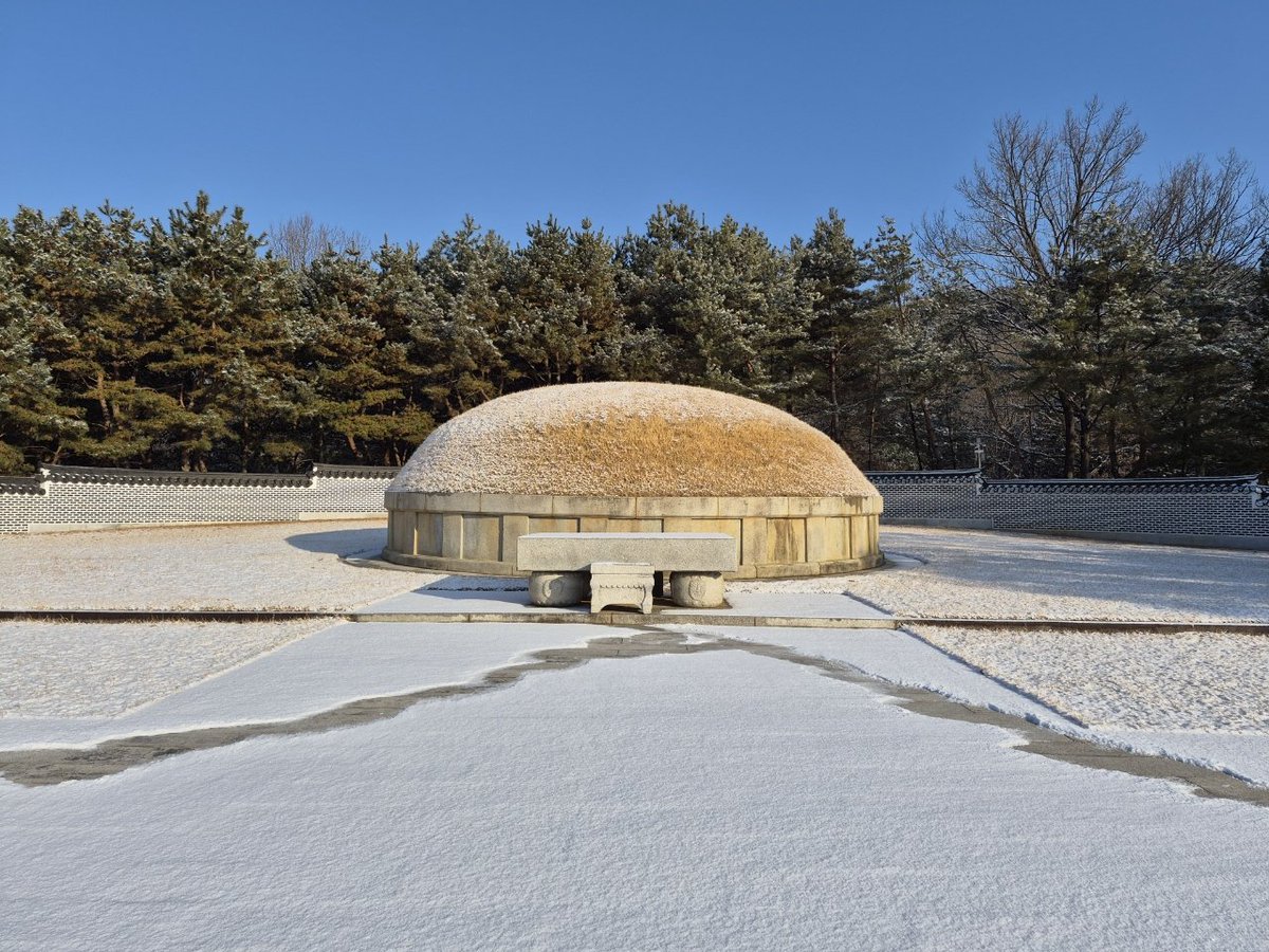 눈이 내려 한층 차분해진 만인의총