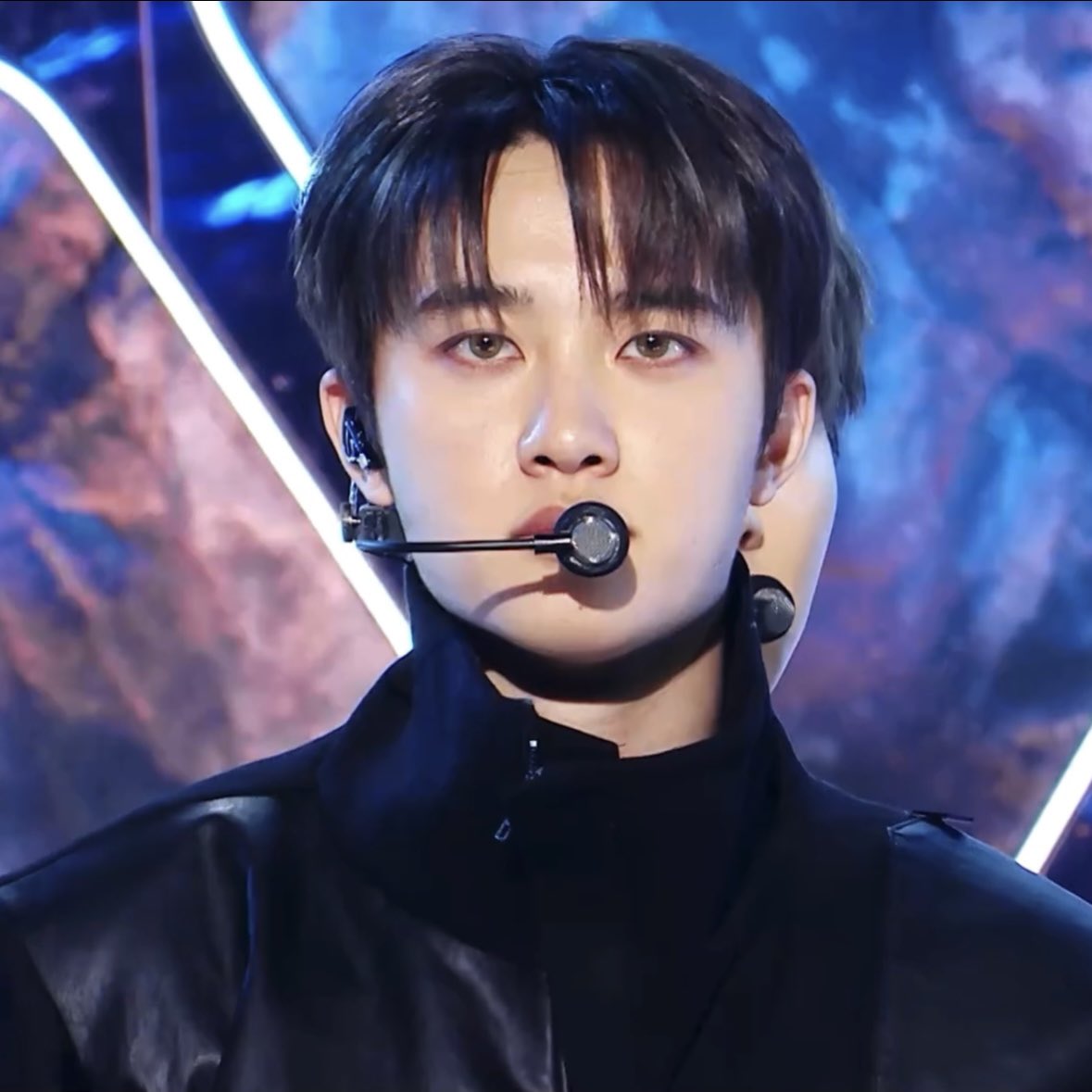 DOHLEE12's tweet image. 도경수 컬러렌즈 실존하다..