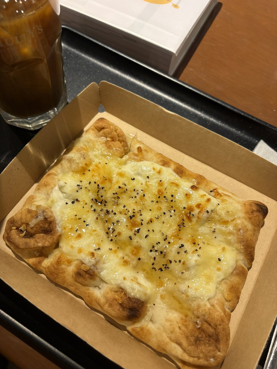 ayakos1022's tweet photo. 今日は自由が丘で
🍕→🍜→🍲
3食予定です😳

ピザ、ラーメン、もつ鍋…
これは完全に食べすぎコース😂

でも後悔はしない！
#自由が丘 #食べ歩き #食べすぎ注意 https://t.co/mHV33uXmWL