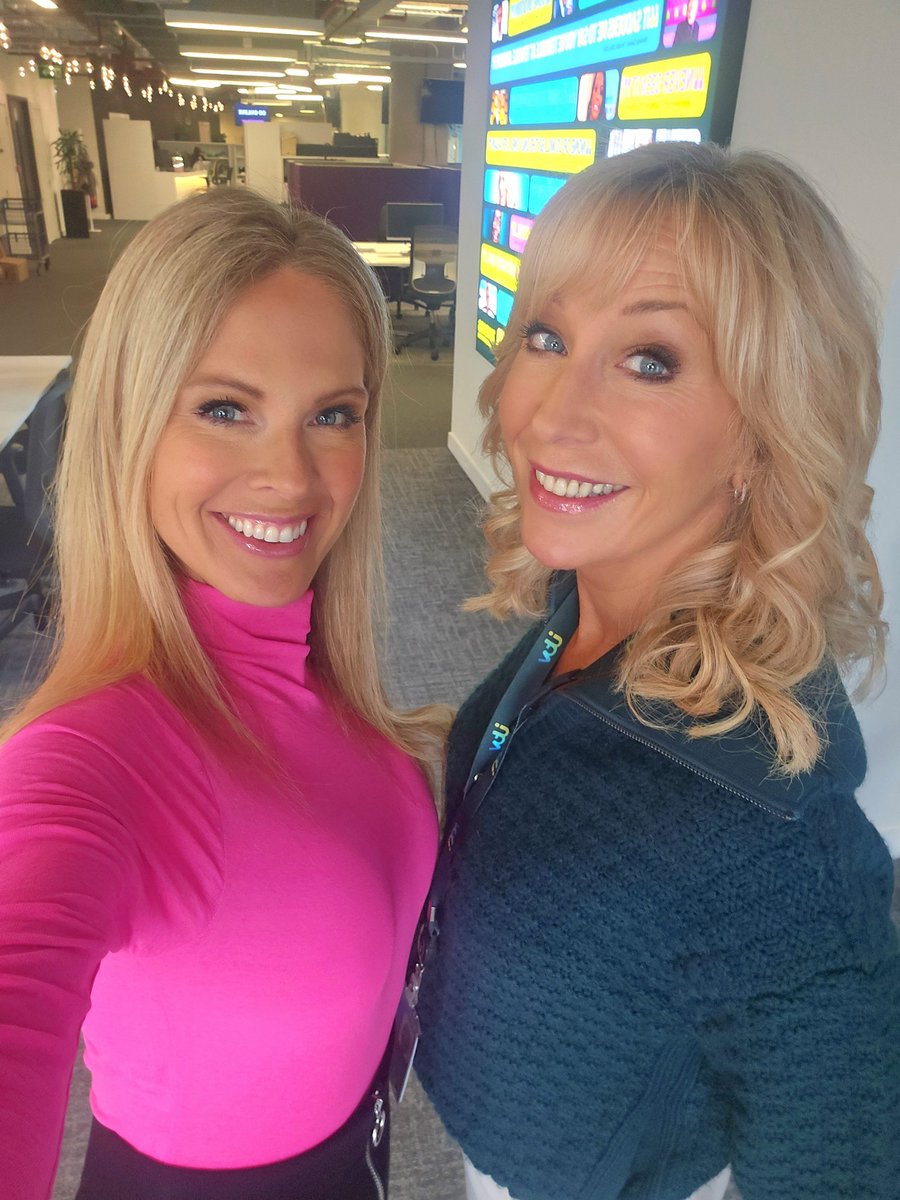 mother daughter tweet media