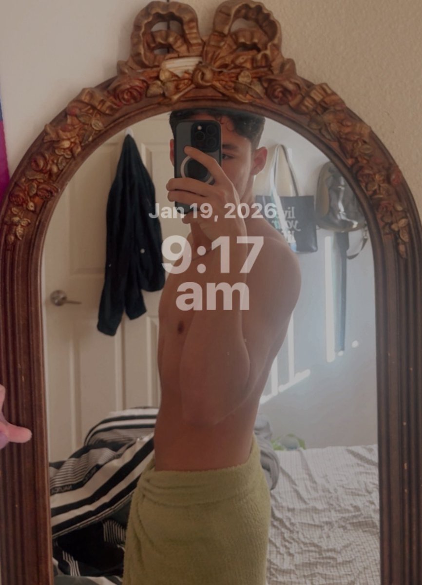 uzuchane's tweet image. Un poquito tarde pero abdomen mañanero nunca me faltes 🐷