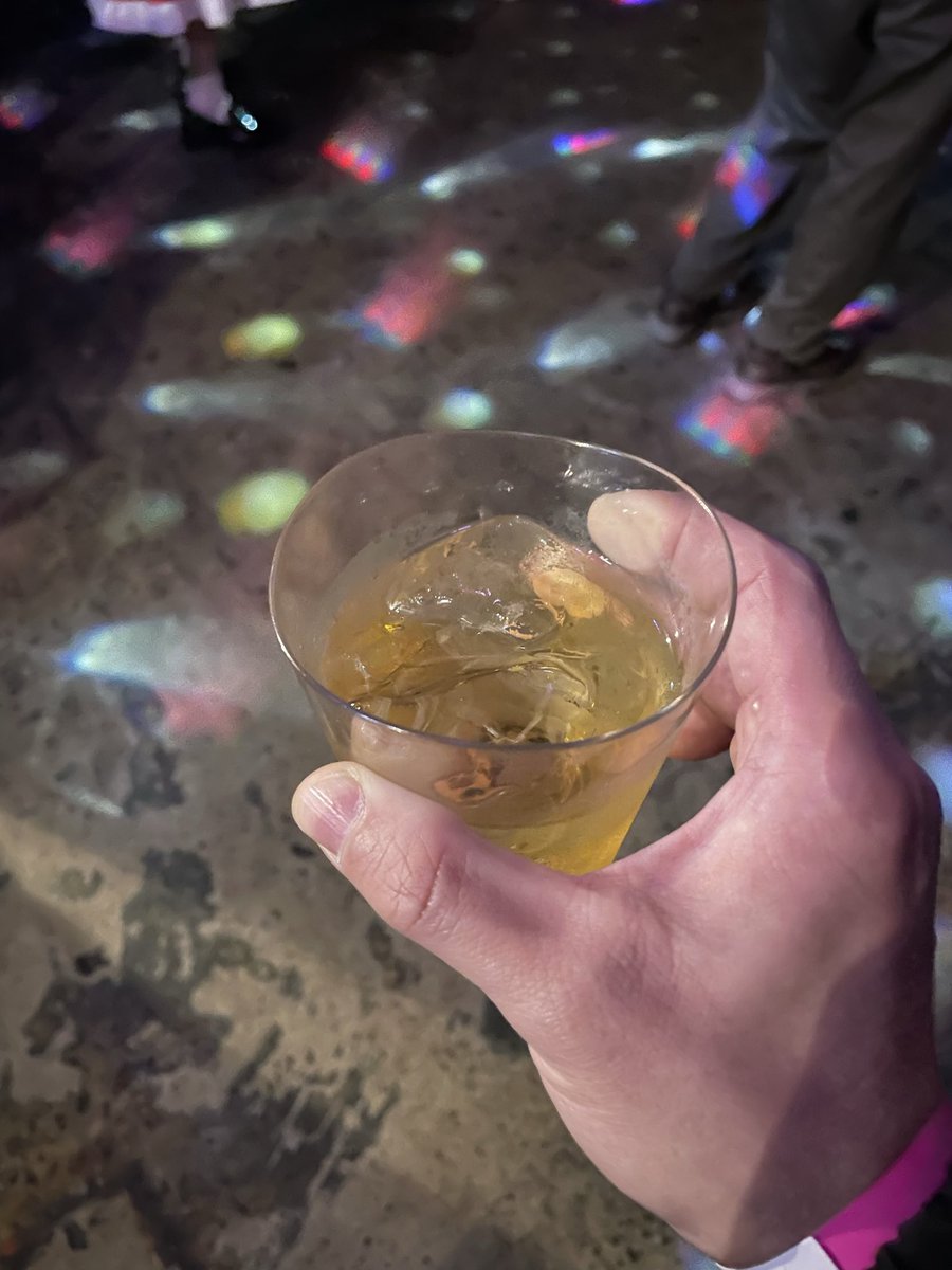 5杯目にしてやっと自分のお金でお酒注文できた。
もういい感じに酔いが回ってる。笑 