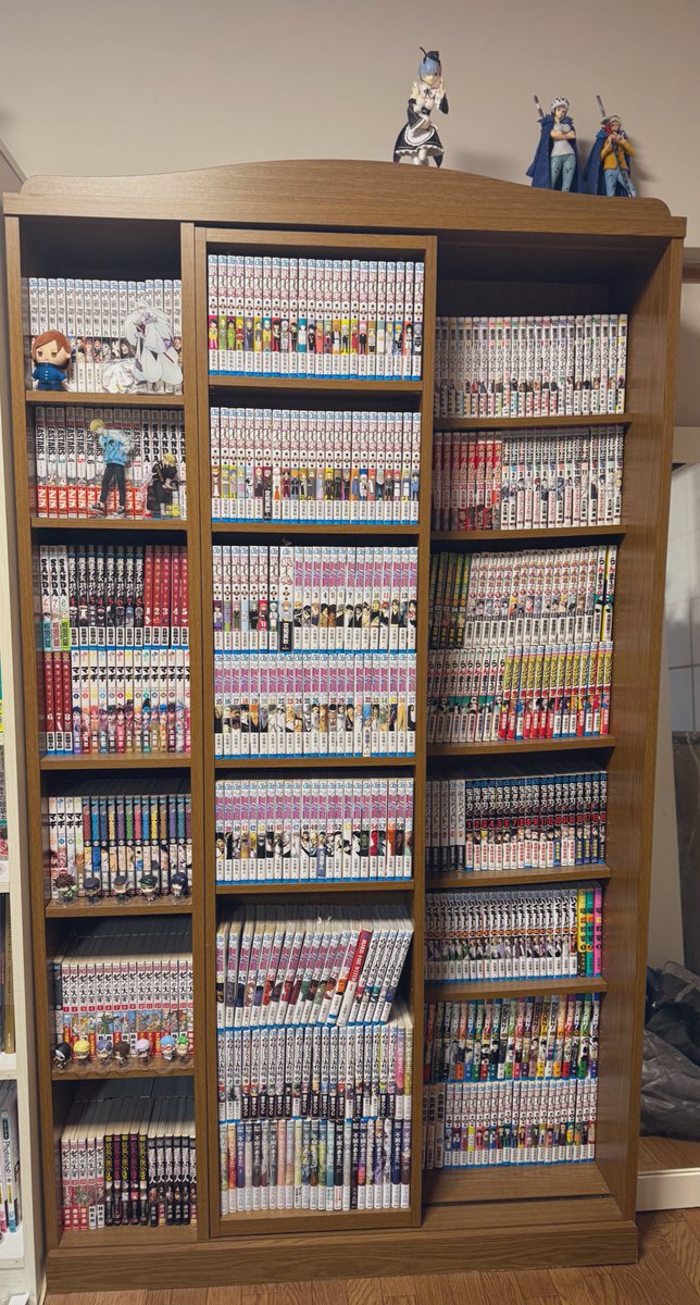 km2comic's tweet photo. 本棚整理。2026年1月24日。
アニメグッズを飾ってみた。
なんか賑やかになった。
多聞くんの漫画爆速で最新刊読んだ。最高でした！！！
フロイド最推しだけど、オクタの曲を聴いてジェイドの沼に片足ずぶずぶなってる。
#本棚整理
#部屋紹介
#漫画
#同人誌
#ツイステ https://t.co/HFZ4OH0vw1