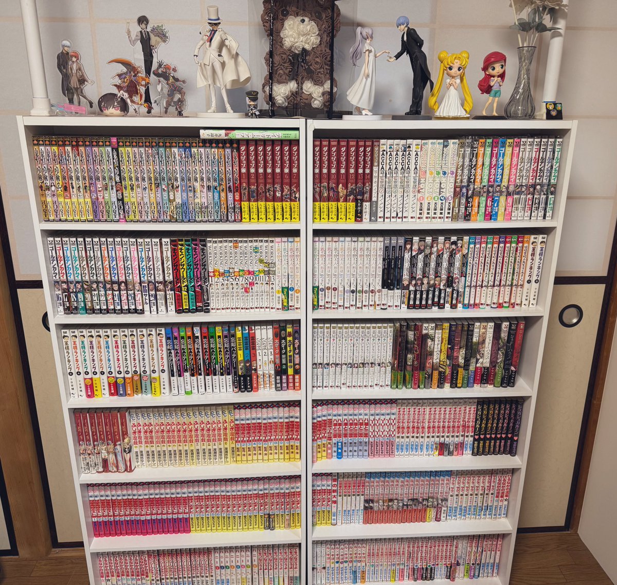 km2comic's tweet photo. 本棚整理。2026年1月24日。
アニメグッズを飾ってみた。
なんか賑やかになった。
多聞くんの漫画爆速で最新刊読んだ。最高でした！！！
フロイド最推しだけど、オクタの曲を聴いてジェイドの沼に片足ずぶずぶなってる。
#本棚整理
#部屋紹介
#漫画
#同人誌
#ツイステ https://t.co/HFZ4OH0vw1