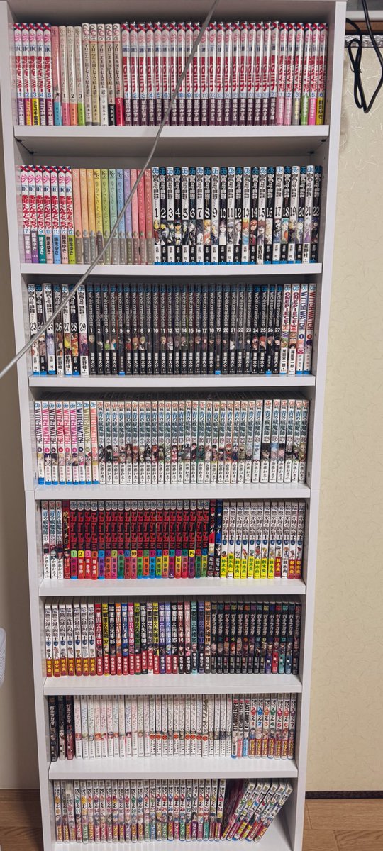 km2comic's tweet photo. 本棚整理。2026年1月24日。
アニメグッズを飾ってみた。
なんか賑やかになった。
多聞くんの漫画爆速で最新刊読んだ。最高でした！！！
フロイド最推しだけど、オクタの曲を聴いてジェイドの沼に片足ずぶずぶなってる。
#本棚整理
#部屋紹介
#漫画
#同人誌
#ツイステ https://t.co/HFZ4OH0vw1