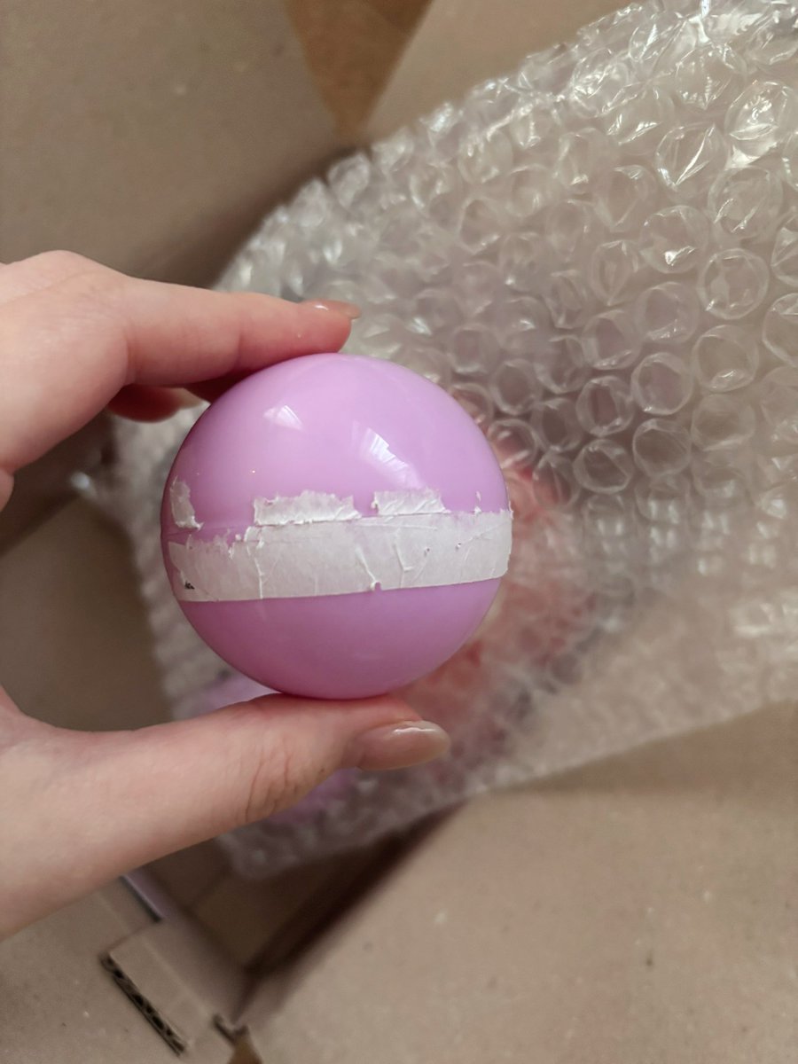 hotchaecolate's tweet image. アクリルキーリングどうやって開ければいいの？？？？シール全然取れなくて開かないんだけど？？？？