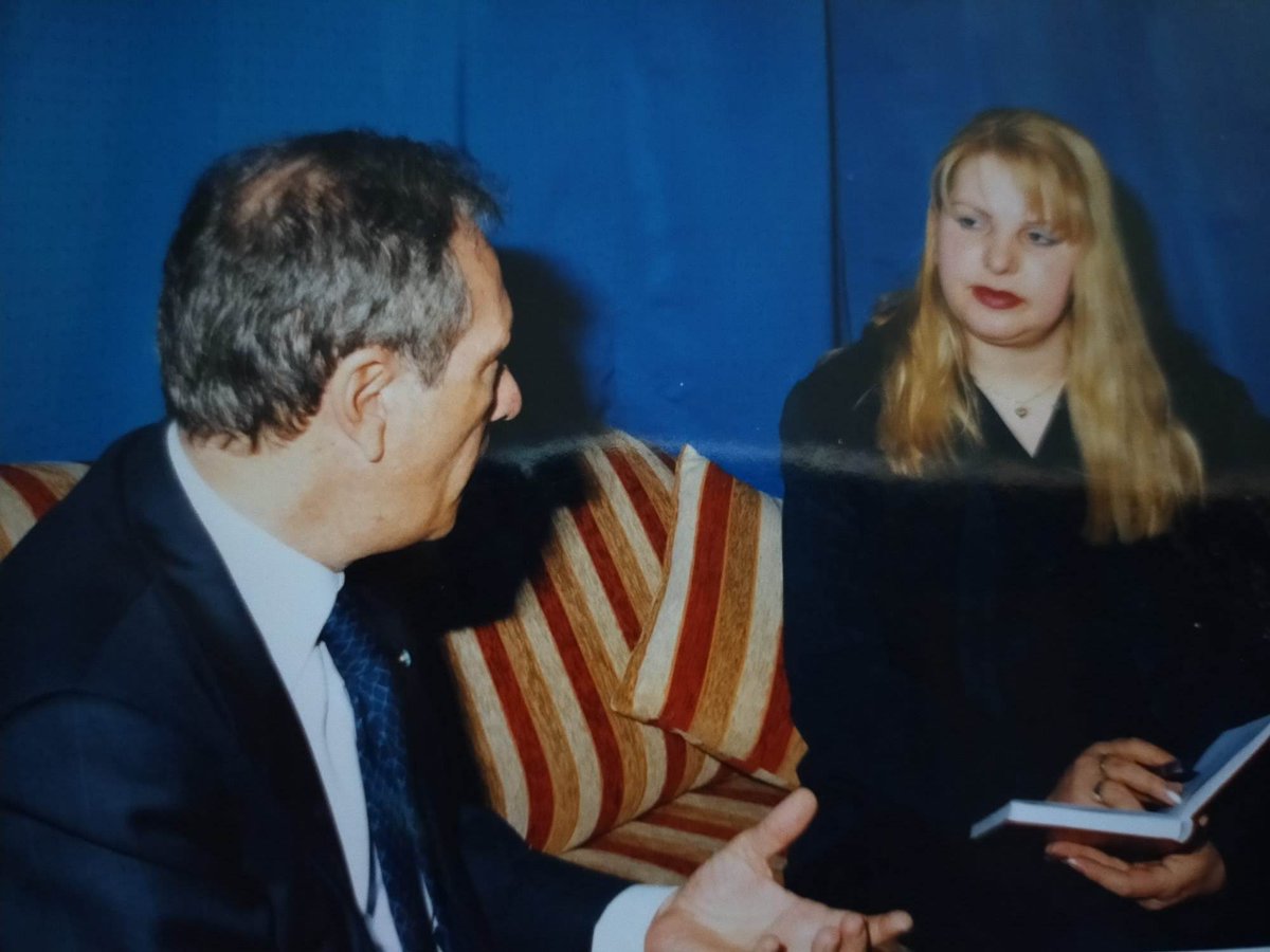 BİR ZAMANLAR MUHTEŞEM SİYASETÇİLER VARDI BU ÜLKEDE. SON DERECE NAZİK, NAİF, KONUŞTUĞU ZAMAN BOŞ KONUŞMAYAN, HAKİKATEN HAYATINDA HİÇ BİR ŞEYİ YAPMIŞ OLMAK İÇİN YAPMAYAN.
SEVGİLİ İSMAİL CEM,  KEŞKE ZAMANSIZ GİTMESEYDİN. MEKANIN CENNET, MELEKLER YOLDAŞIN OLSUN KIYMETLİ BAKANIM…