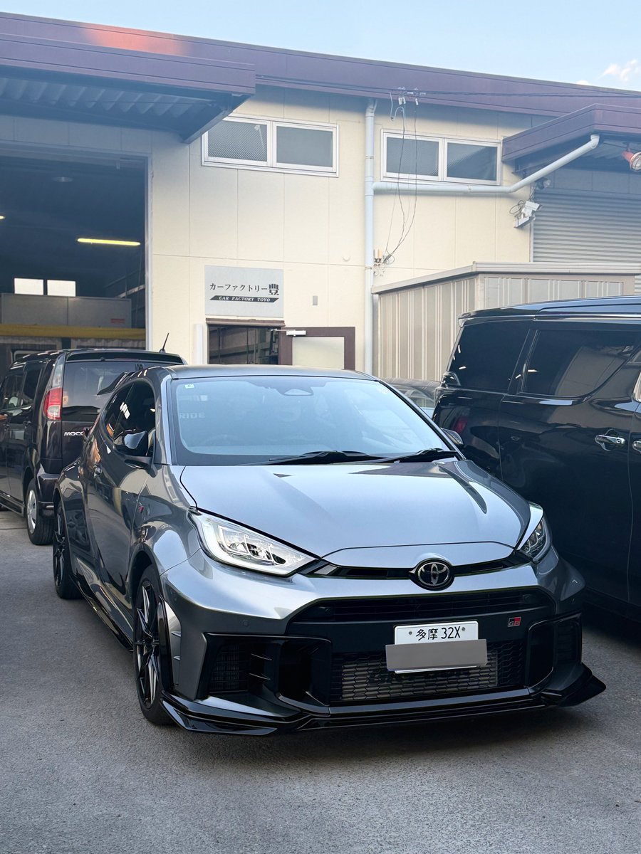 同級生の板金塗装屋に来た くだらん話しながら仕事の邪魔してる😊