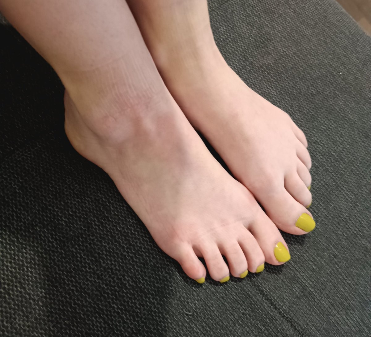 moon_steps_moon's tweet photo. Good morning, my loves 💛💚
Starting the day soft, slow, and sunny ✨👣
#feet #feetlover #feetfetish #toes #toelover https://t.co/lMOnf2NV0S