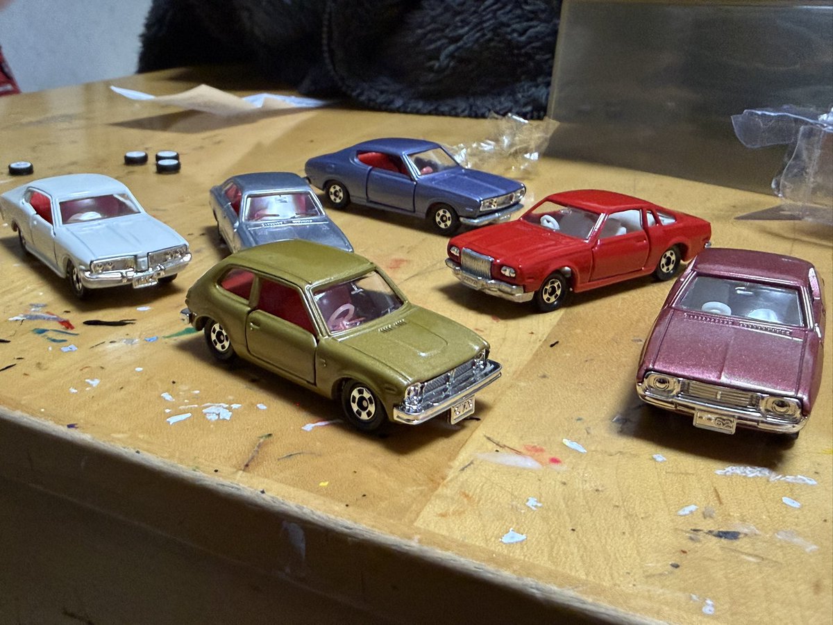 コロナ2000gtだけ台座から落ちてて躍動的になってるし..w 車軸は全台無事でした