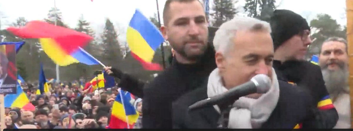 🇷🇴The President-elect of Romania thanks the thousands of Romanians who came to join him in Carol Park in Bucharest!Here,CĂLIN GEORGESCU laid a wreath at the Monument of the Romanian Heroes and paid tribute to the historic act of the unification of the Romanian principalities.