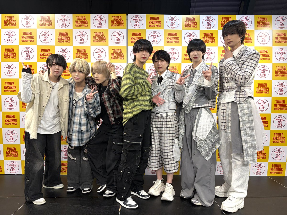 【#BLACKASTER / #ECHOESCUBE】

BLACK ASTER / ECHOES CUBE
ミニライブ＆特典会
終了後のお写真です📸✨

1部、2部と週末の店内を一日盛り上げてくれました！！お集まりいただいた皆さま、ありがとうございました👏🏻またイベントぜひよろしくお願いします🙇🏻‍♂️

<a href="/_BLACKASTER/">BLACK ASTER</a> <a href="/echoes_cube/">ECHOES CUBE</a>