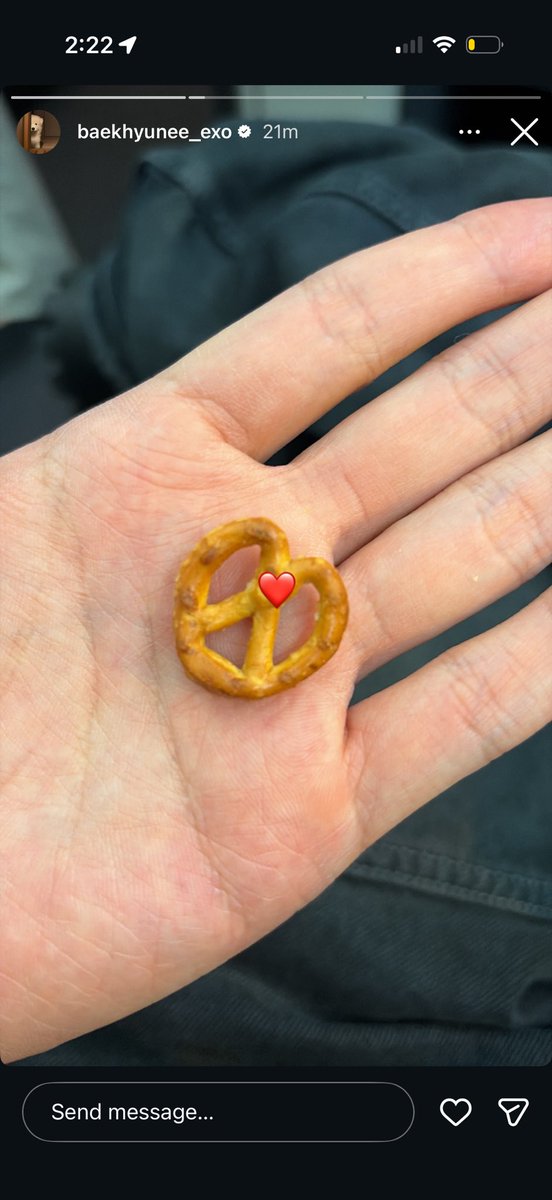 baekttf's tweet image. EXO CRUMB WE ARE ONE YALL