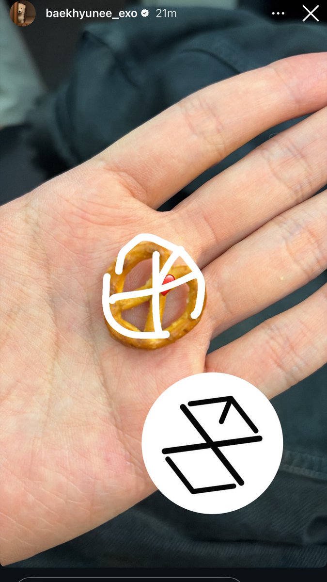 baekttf's tweet image. EXO CRUMB WE ARE ONE YALL