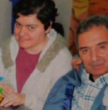 Biz O'nu çok özledik.
Hasta kızı çok özledi.
Annem 10 senedir tek başına. 
O da artık yaşlılık zamanında.
Kız kardeşim ile tek başına ilgilenmek onu çok yoruyor.
Bizim Babamıza, annemin de eşine hasreti bitsin artık.
#AliUnalEvineDonsun