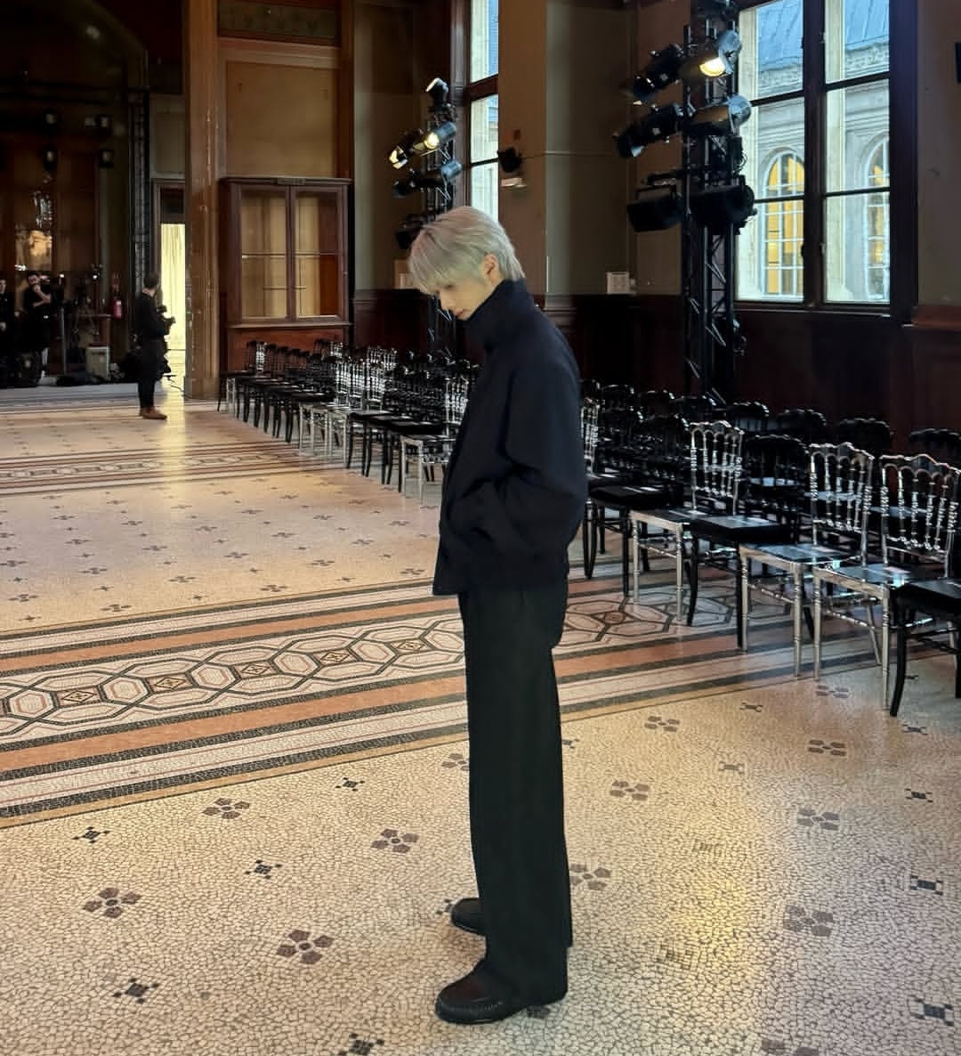 FashionistD's tweet image. Shining classy like #JISUNG 🖤✨