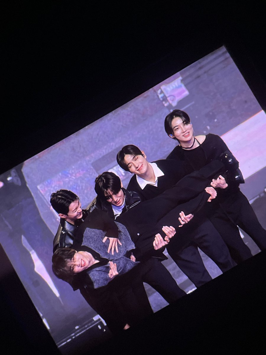 𝙁𝙎 tweet media